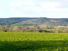 La Montagne de Laz vue depuis Kervéguen en Leuhan ; au premier plan, la vallée de l'Odet.