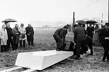 Transfert du corps de Didier Daurat en bordure de la piste de Montaudran le 21 avril 1972