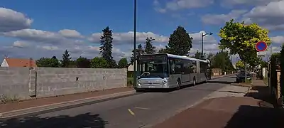Heuliez Bus GX 437 n°323 sur la ligne D à Buchelay