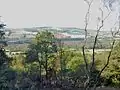 Paysage vu vers le nord depuis Roc'h Tourment (vallée du ruisseau des Trois Fontaines qui forme limite avec Gouézec).