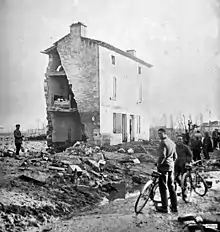 Une maison éventrée dans le village de Couthures.