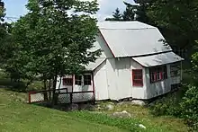 Bâtiment blanc avec un toit en mansarde