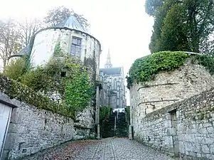 Rue ancienne, escalier et anciennes fortifications de Quintin.