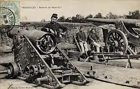 Un mortier de 220 et un canon de 120 mm au fort de Saint-Cyr, vers 1900.