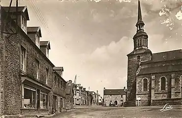 L'église vers 1950, avec son ancien clocher