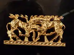 Scène représentant deux chevaux s'affrontant, art scythe, Kazakhstan,XIe – Ier siècle av. J.-C.[évasif].