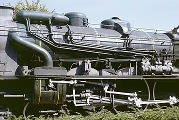 Vue d'un ensemble ACFI sur une 231 E, avec à droite la pompe installée sur le tablier, reliée par des tubulures aux ballons du réchauffeur, sur le haut à gauche derrière la cheminée.