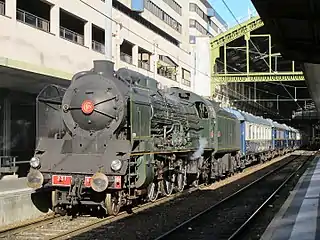 Reconstitution de l'Orient-Express, avec la 231 K 8 et les voitures Pullman CIWL de la SNCF, à Paris-Gare-de-Lyon en septembre 2013.