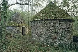 Cabanes en pierre sèche nos  24 et 25, situées en vis-à-vis