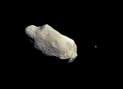 (243) Ida, ceinture principale, a = 2,86 ua, L ~ 60 km, et son satellite Dactyle (D ~ 1,4 km) (sonde Galileo, 1993).
