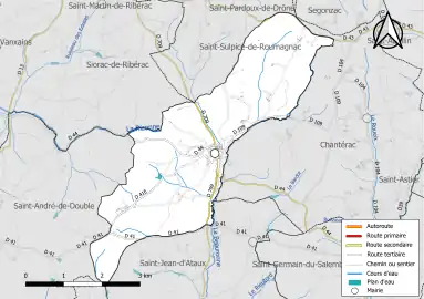 Carte en couleur présentant le réseau hydrographique de la commune