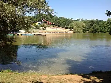 Le petit lac du Moulinal alimenté par le ruisseau de Clairfond.