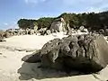 Rochers sur la plage de la Croix (rive sud de la baie de Tressény) 2.