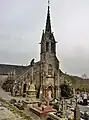 Vue extérieure de l'église Saint-Hernin au milieu du cimetière.