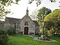 La chapelle Saint-Sauveur et son calvaire.