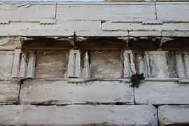 Éléments de l'architrave du monument réutilisés dans la porte Beulé, avec l'inscription dédicatoire.