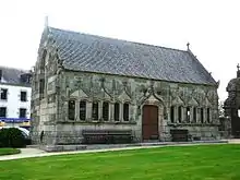 Ossuaire en grès de l'enclos paroissial de Pleyben.