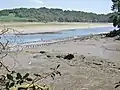 Anciennes tables ostréicoles dans l'Aber Benoît vues à marée basse depuis le GR 34 aux environs de Trouzilit.