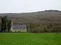 La chapelle Notre-Dame-des-Fleurs (ou Notre-Dame-de-Bleun) devant la forêt de Duault.