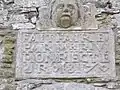 Inscription sur la façade de la chapelle Saint-Sauveur.