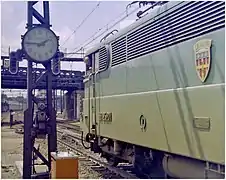 En juillet 1975, la 25201 en tête d'un express marque l'arrêt à Chartres. Elle porte le blason de la ville du Mans.