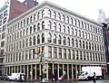 1857 : 254-260 Canal Street à New-York, façade à éléments industrialisés de style néo-Renaissance en fonte et verre de James Bogardus ingénieur-architecte.