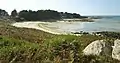 La plage du Dibennou située juste à l'ouest du corps de garde (rive sud de la baie de Tressény).