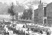 Gravure représentant le défilé des troupes belges devant le Palais royal. Des groupes à cheval et des fantassins défilent au pas cadencé.