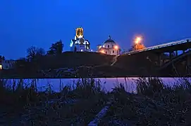 Colline historique avec l'église Saint-Georges classée, l'église Saint-Jean-Baptiste et la statue de Iaroslav le Sage.