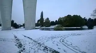 En hiver, le lac est partiellement gelé