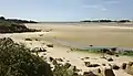 La baie de Tressény à marée basse : vue vers le large à partir de la plage de la Croix ; à l'arrière-plan la rive nord côté Kerlouan.