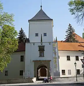 Château de Bystrice : portail d'entrée.