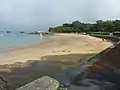 La plage de Lanvéoc : vue vers l'est depuis la cale du port.