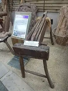 Broie à tiller (outil servant à broyer les tiges de lin ou de chanvre pour en extraire les fibres, Écomusée de Plouigneau).