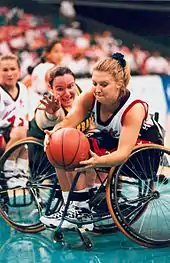 Deux joueuses de basket-ball en fauteuil roulant.