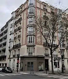 Immeuble de 1899 situé à l'angle de l'avenue de l'Abbé-Roussel et de l'avenue Théophile-Gautier.