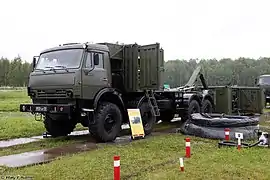 Véhicule de décontamination russe USSO sur châssis KamAZ-6350, avec piscine de décontamination