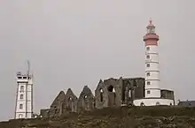 le sémaphore, les ruines de l'abbaye et le phare.