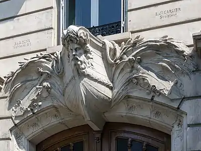 Mascaron ornant l'entrée du 28, boulevard de la Bastille à Paris.