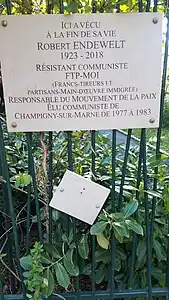 Plaque au n° 28.