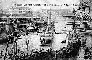 Le pont National livre passage au croiseur Duguay-Trouin, en 1901.