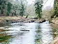 Le Scorff au niveau du site du Roc'h : vue vers l'aval et vestiges des piles de l'ancien pont.