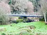 Passerelle franchissant le Scorff juste en aval du site de la motte castrale du Roc'h (en Arzano).