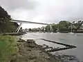 Le pont Joseph Le Brix et les anciens aménagements ostréicoles (terre-pleins et bassins) vus côté rive droite de la Rivière du Bono depuis le sentier littoral menant à la Pointe de Kerisper.