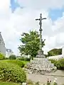 Le calvaire situé dans l'enclos paroissial de l'église Notre-Dame-de-la-Clarté.