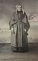 Vieille femme de Saint-Thégonnec vers 1910 (carte postale)