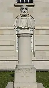 Monument à Sadi Carnot à Châlons-en-Champagne, amputé de ses allégories.