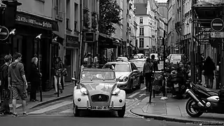 La rue vue depuis la rue Saint-Antoine en 2013.