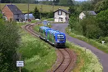 Un TER Clermont-Ferrand - Le Mont-Dore près de la gare fermée de Saint-Sauves.