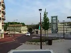 Les deux accès au tramway.